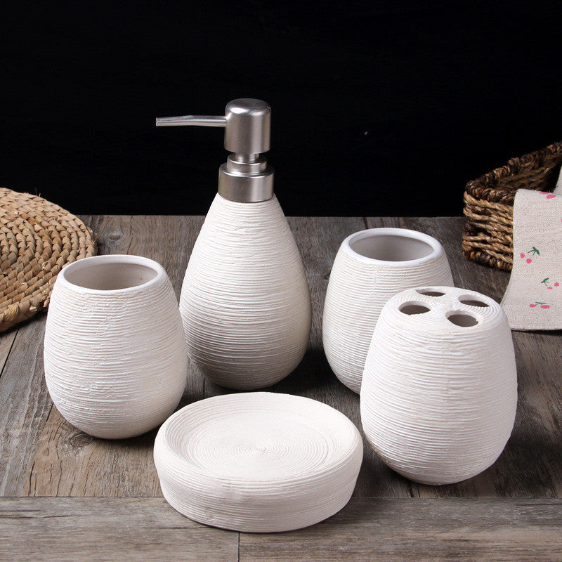 Zestaw pięciu elementów ceramicznych łazienkowych w stylu europejskim