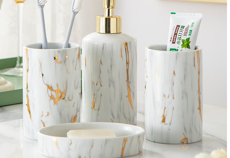 Ceramiczne akcesoria łazienkowe w kolorach marmuru