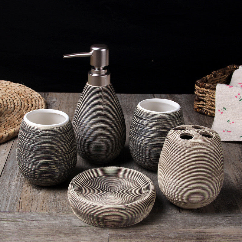 Zestaw pięciu elementów ceramicznych łazienkowych w stylu europejskim