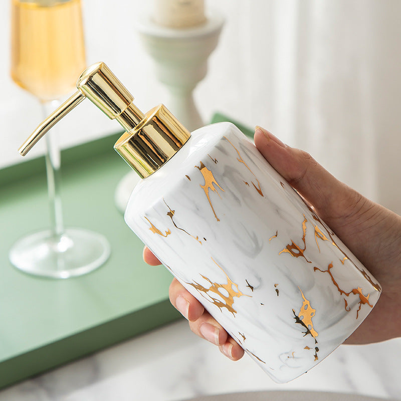 Ceramiczne akcesoria łazienkowe w kolorach marmuru