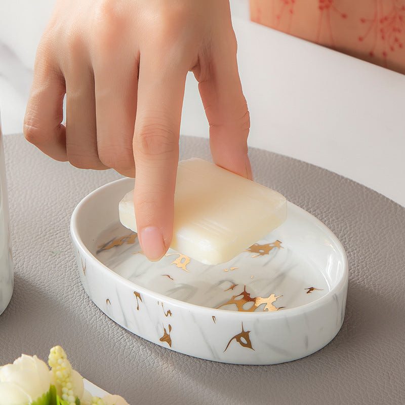 Ceramiczne akcesoria łazienkowe w kolorach marmuru