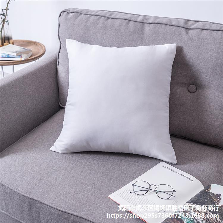 Almohadas con mechones acolchados para espacios acogedores