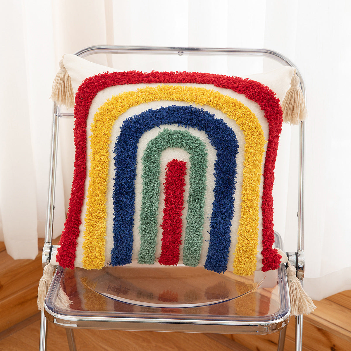 Funda de almohada roja colorida con mechones tejidos a mano