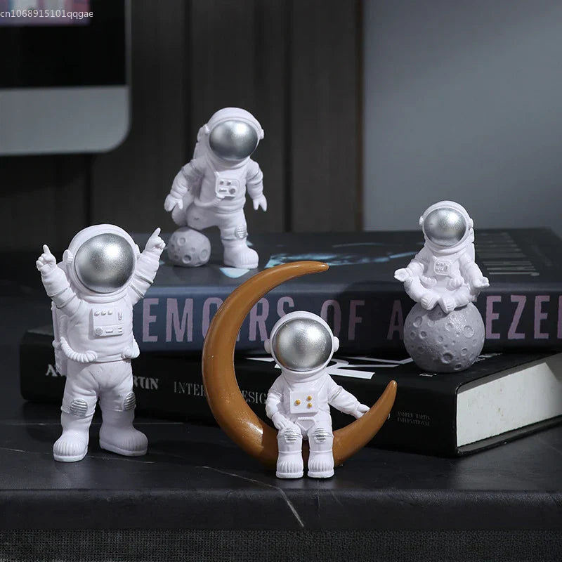 Set of 4 astronaut figures, desk decoration, educational toy