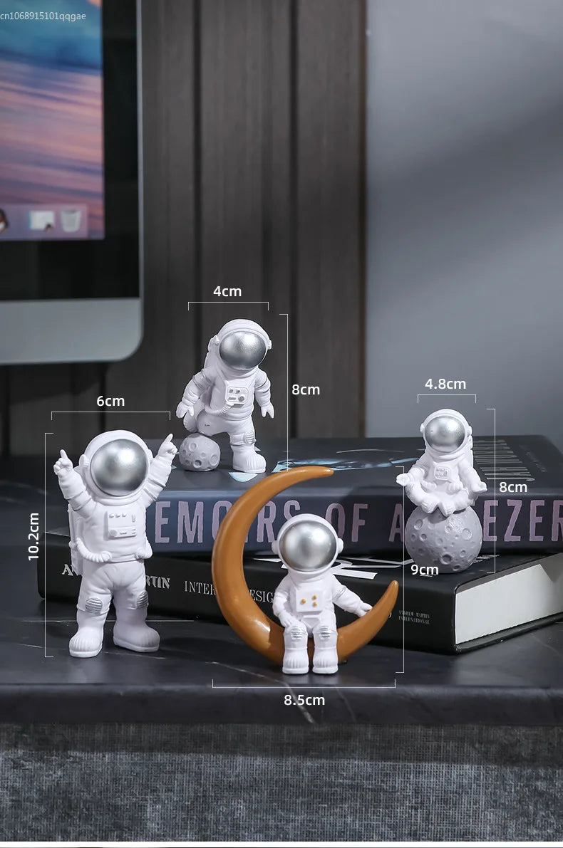 Set of 4 astronaut figures, desk decoration, educational toy