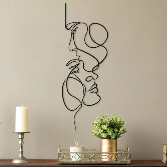 Decoración de pared de metal con líneas faciales minimalistas.