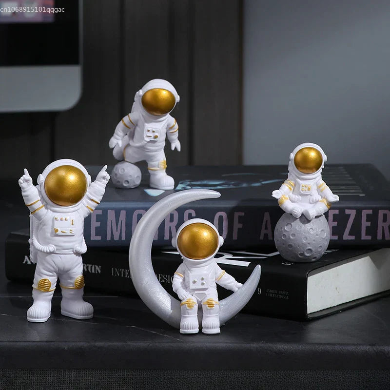 Set of 4 astronaut figures, desk decoration, educational toy