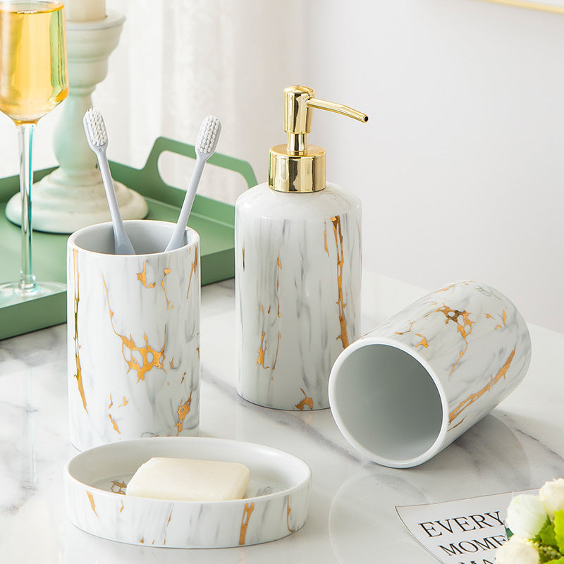 Ceramiczne akcesoria łazienkowe w kolorach marmuru