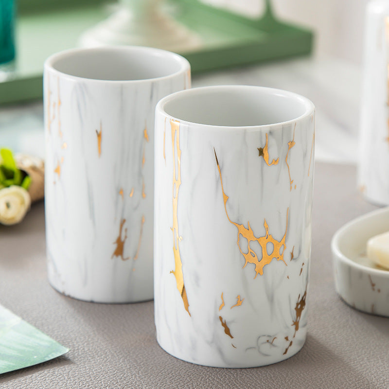 Ceramiczne akcesoria łazienkowe w kolorach marmuru